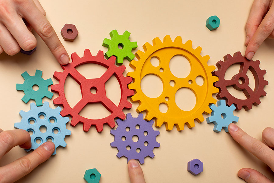 Imagen con unión de piezas en forma de rueda dentada representativa de la definición de una estrategía.