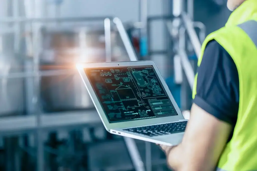 Illustratives Bild eines Ingenieurs von Margal Ingenieros bei der Durchführung von Berechnungen in der Anlage.