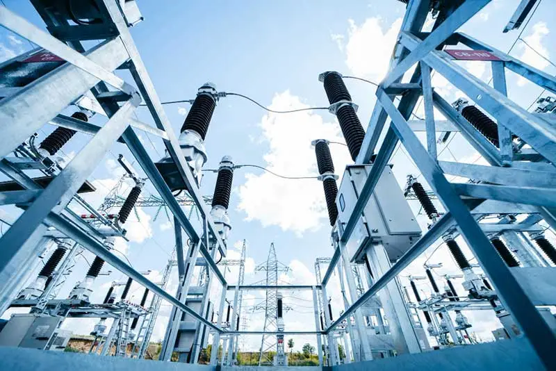 Illustratives Bild einer industriellen Hochspannungsanlage.