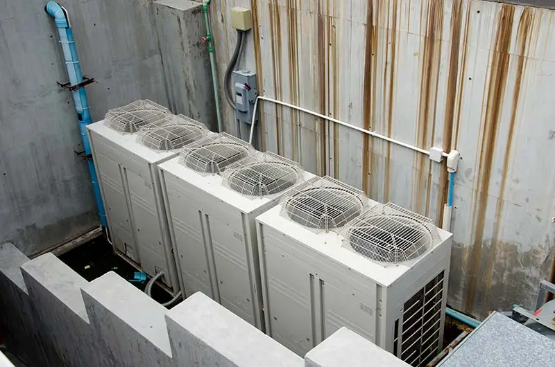 Bild einer Klimaanlageninstallation in einem Gebäude.